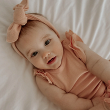 Load image into Gallery viewer, Susukoshi - Organic Headband Pink Salmon (Pointelle)