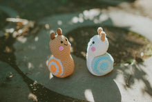 Load image into Gallery viewer, Baby Snail Rattle – Garden-Themed Toy: Natural
