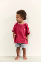 Load image into Gallery viewer, JUNI - Austin Tee - Vintage red
