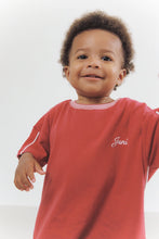 Load image into Gallery viewer, JUNI - Austin Tee - Vintage red
